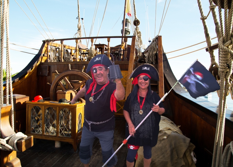 Pepa y Juan en su galeón pirata.